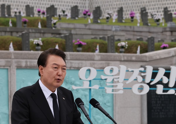 윤석열 대통령이 18일 광주 북구 국립5·18민주묘지에서 열린 제43주년 5·18민주화운동 기념식에서 기념사하고 있다. 사진=뉴시스