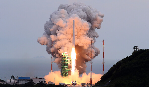25일 전남 고흥 나로우주센터에서 한국형 우주 발사체 누리호가 발사되고 있다. 사진=뉴시스 