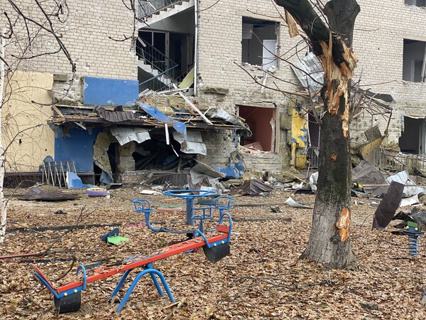 러시아군의 폭격을 맞은 우크라이나의 한 어린이 놀이터 = 이호르 자카렌코 트위터 갈무리 @igor_zakharenko