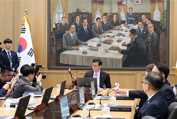 이창용 한국은행 총재가 5월 25일 서울 중구 한국은행에서 열린 금융통화위원회를 주재하고 있다. 사진=뉴시스