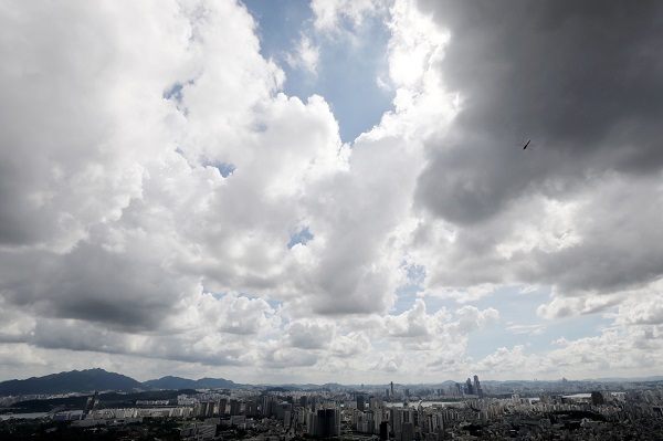 기상청은 26일 올해 장마가 사실상 마무리됐다고 밝혔다. 사진은 이날 오후 서울 남산에서 바라본 하늘의 먹구름이 이동하는 모습. 사진=뉴시스