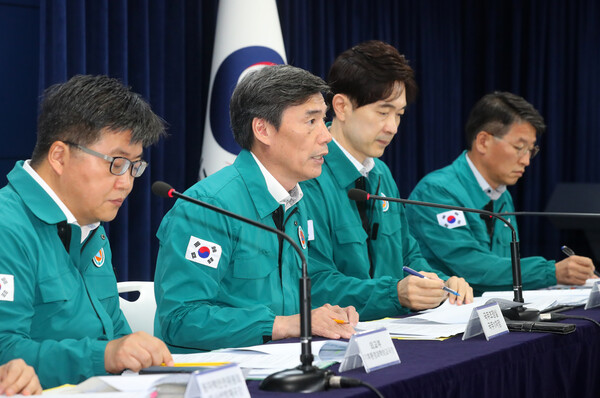 일본 정부가 후쿠시마 원전 오염수 방류 시기를 발표한 22일 오후 서울 종로구 정부서울청사에서 박구연 국무조정실 국무1차장이 오염수 방류 관련 브리핑을 하고 있다. 사진=뉴시스