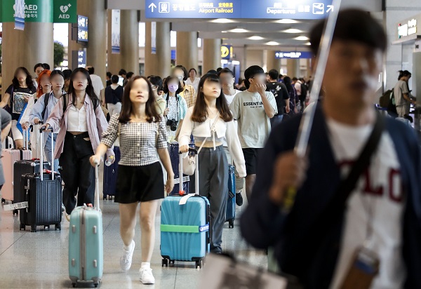 27일 인천국제공항 제1터미널로 입국한 중국인 여행객들이 버스를 탑승하기 위해 이동하고 있다. 사진=뉴시스