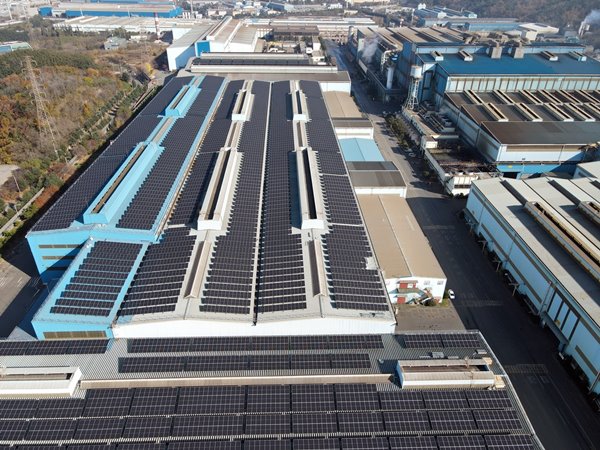 사진은 동국제강 포항공장 지붕에 설치된 태양광 자가발전 설비 모습. 사진=동국제강