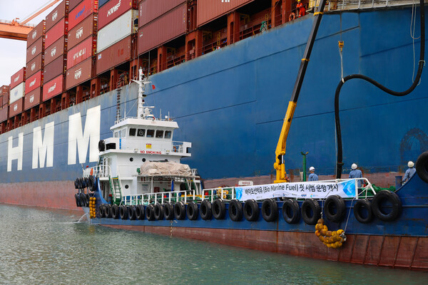 지난 15일 부산항 신항 4부두에서 'HMM 타코마호'에 GS칼텍스의 바이오선박유를 공급하고 있다. 사진=HMM