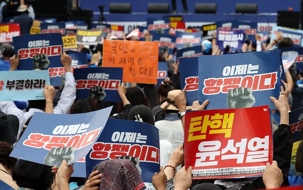 이재명 더불어민주당 대표 체포동의안 표결이 진행중인 21일 오후 서울 여의도 국회 앞에서 이 대표 지지자들이 체포동의안 부결을 촉구하는 집회를 하고 있다. 사진=뉴시스