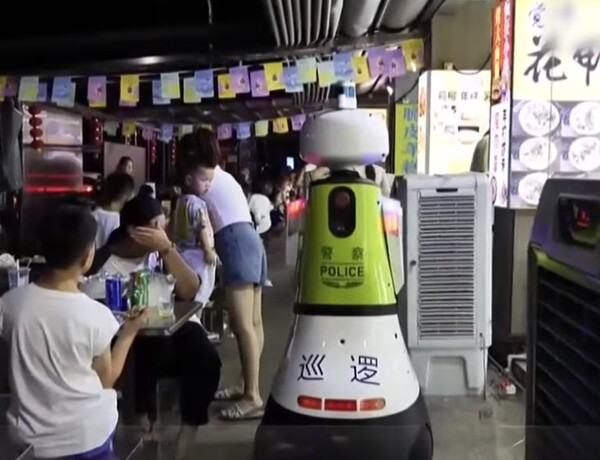 [사진-중국 순찰로봇 빈설, 출처-KBS유튜브 갈무리]