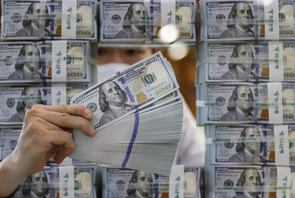 사진은 한 시중은행 직원이 미국 달러화를 검수하고 있는 모습. 사진=뉴시스