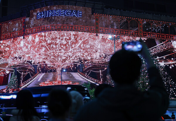 서울 중구 신세계백화점 본점 외벽에 미디어 파사드를 활용한 크리스마스 장식 영상이 불을 밝히고 있다. 사진=뉴시스 