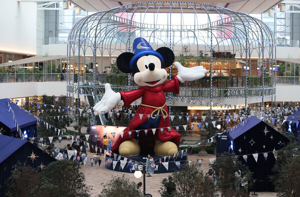 서울 여의도 더현대 서울 디즈니 스토어 앞에 마련된 '디즈니 판타지 스튜디오'에서 고객들이 디즈니 캐릭터를 관람을 하고 있다. 사진=뉴시스