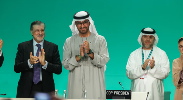 13일(현지시간) 아랍에미리트(UAE) 두바이에서 열린 제28차 유엔기후변화협약 당사국총회(COP28) 전체 회의에서 술탄 알자베르  의장(가운데)이 박수를 치는 모습. 사진=COP28 공식 홈페이지 갈무리