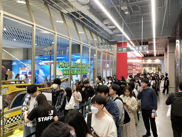 최근 더현대 서울에서 열린 인기 게임 메이플스토리 팝업스토어 '메이플스토리 월드투어' 앞에 입장을 기다리는 고객들이 줄지어 서 있다. 사진=현대백화점 