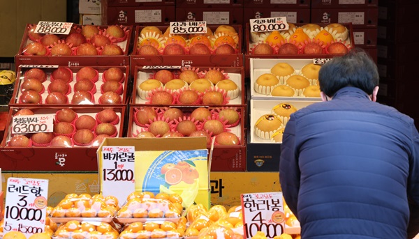 지난 7일 서울 시내 한 전통시장에 진열된 과일 선물세트의 모습. 사진=뉴시스