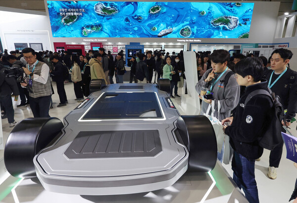 6일 서울 강남구 코엑스에서 열린 '인터배터리 2024' LG에너지솔루션 부스에서 관람객들이 셀투팩(Cell To Pack) 콘셉트의 배터리가 장착된 차량 플랫폼을 관람하고 있다. 사진=뉴시스