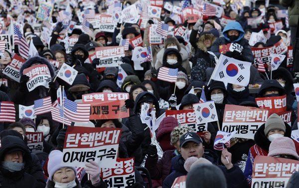 고위공직자범죄수사처(공수처)가 윤석열 바카라 에볼루션 체포영장 집행을 시도한 3일 서울 용산구 관저 앞에서 윤 바카라 에볼루션 지지자들이 체포영장 집행에 반대하는 집회를 열고 구호를 외치고 있다. 사진=뉴시스