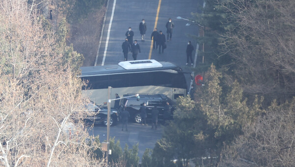 공수처의 윤석열 슬롯사이트에 대한 체포영장 집행이 중지된 3일 오후 서울 용산구 한남동 슬롯사이트 관저에서 관계자들이 철수하고 있다. 사진=뉴시스 