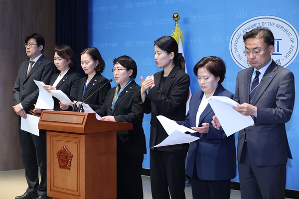 김선민 조국혁신당 대표 권한대행이 8일 오후 서울 여의도 국회 소통관에서 열린 한덕수 권한대행 헌법슬롯 게임 분양 지명 관련 규탄 기자회견에서 발언하고 있다. 사진=뉴시스