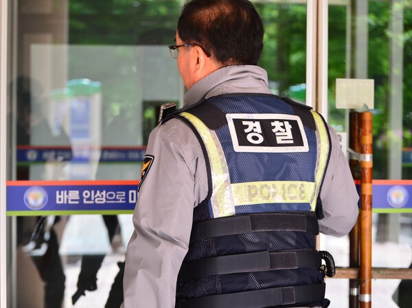[사진-룰렛 도박이 일어났던 청주의 한 고등학교에 경찰관이 들어가고 있다. 출처-뉴시스]