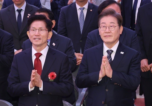 이재명 더불어민주당 대선 후보와 김문수 국민의힘 대선 후보가 5일 서울 종로구 조계사에서 열린 부처님오신날 봉축법요식에서 합장하고 있다. 사진=뉴시스