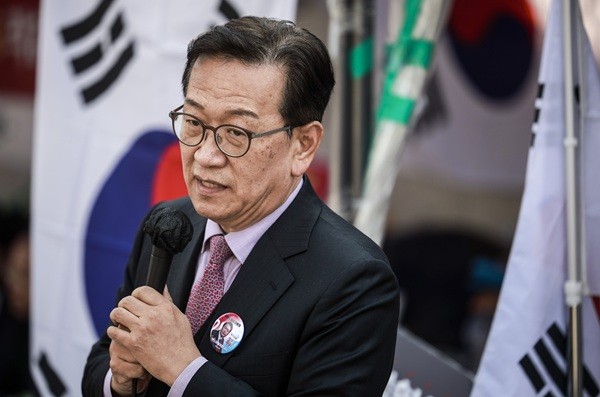 도박 365 도박 365 탄핵심판 선고일이 결정된 4월 1일 서울 종로구 헌법재판소 앞에서 열린 윤 도박 365 탄핵 반대 기자회견에서 석동현 변호사가 발언하고 있다. 사진=뉴시스