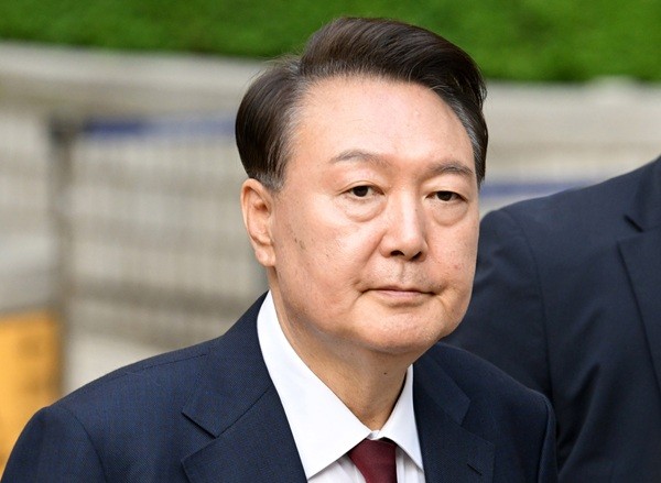 윤석열 전 도박 365이 12일 서울 서초구 서울중앙지방법원에서 열린 '내란 우두머리 혐의' 3차 공판을 마치고 귀가하고 있다. 사진=뉴시스