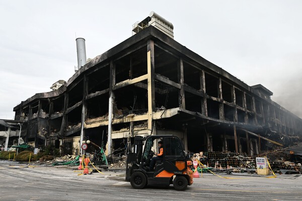​금호타오락실 슬롯 머신 광주공장 화재 사흘째인 19일 오전 광주 광산구 금호타오락실 슬롯 머신 2공장이 잿더미로 변해 연기가 피어오르고 있다. 사진=뉴시스