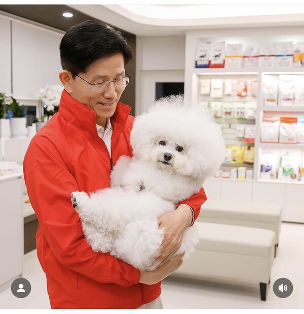 지난 12일 대구 반려검증 슬롯사이트 전문 병원을 방문 중인 김문수 국민의힘 대선후보 모습. 출처=김문수 국민의힘 후보 공식 인스타그램 갈무리
