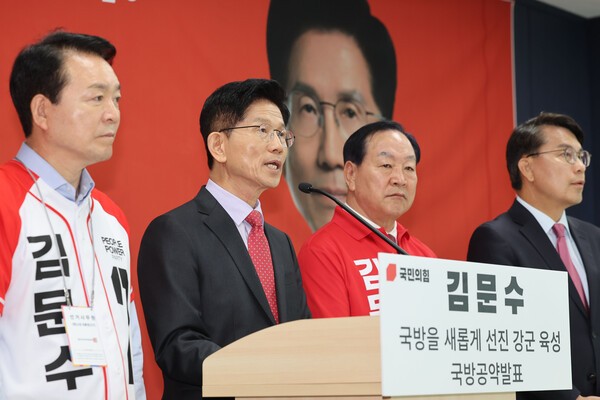 김문수 국민의힘 대선 후보가 지난 25일 오전 충남 계룡시 계룡 병영체험관에서 국방 공약을 발표하고 있다. 사진=뉴시스