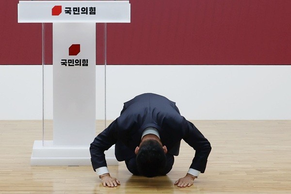 김문수 전 국민의힘 무료 슬롯 카지노 후보가 4일 서울 여의도 중앙당사에서 열린 제21대 무료 슬롯 카지노선거 국민의힘 중앙선거대책위원회 해단식에서 절하고 있다. 사진=뉴시스