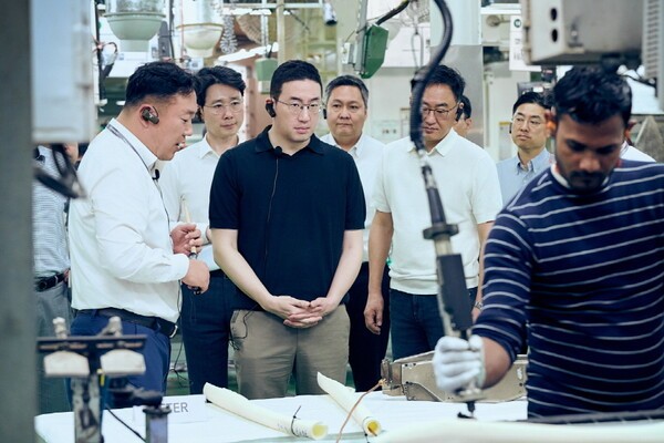사진은 구광모 LG그룹 회장(가운데)이 지난 2월 인도 뉴델리에 위치한 LG전자 노이다 생산공장에서 생산라인을 살펴보고 있는 모습. 사진=LG그룹 