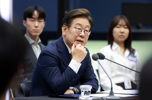 이재명 대통령이 11일 서울 영등포구 한국거래소에서 열린 주식시장 불공정거래 근절을 위한 현장 간담회에서 참석자 질문에 답하고 있다. 사진=뉴시스