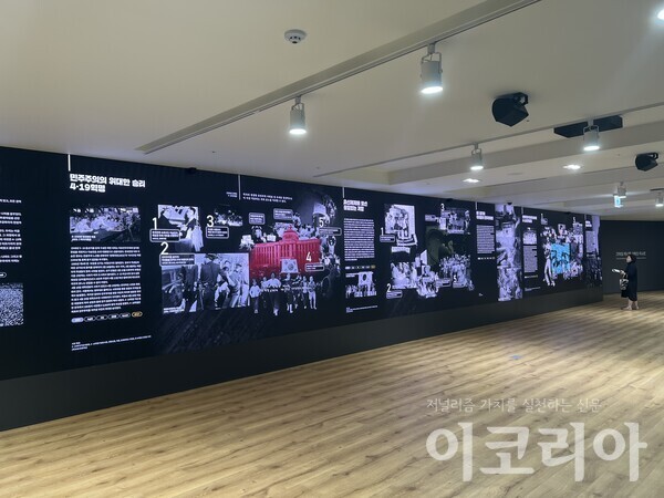 도박 게임 유형화운동기념관을 찾은 시민이 전시를 관람하고 있는 모습. 배소현 기자 촬영