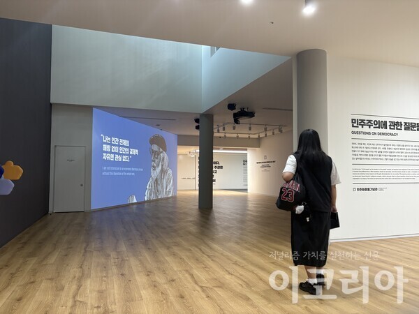 도박 게임 유형화운동기념관을 방문한 시민이 전시를 관람하고 있다. 배소현 기자 촬영