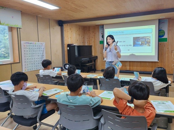 한국투자크레이지 슬롯 사이트은 지난 20일 전남 순천 SOS어린이마을 아동들을 대상으로 태양광 에너지 체험 교육을 진행했다. 사진=한국투자크레이지 슬롯 사이트