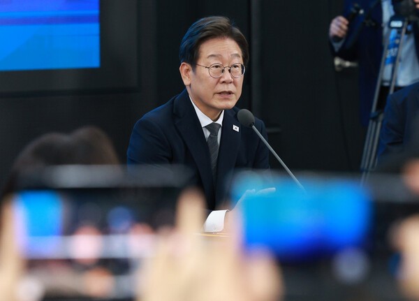 사진은 이재명 대통령이 지난 25일 광주 국립아시아문화전당에서 열린 광주시민, 전남도민 타운홀미팅에서 참석자 질문에 답하고 있는 모습. 사진=뉴시스