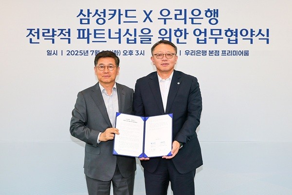 삼성카드 김이태 사장(왼쪽)과 우리크레이지 슬롯 사이트 정진완 크레이지 슬롯 사이트장이 지난 1일 우리크레이지 슬롯 사이트 본점에서 열린 업무협약식에서 기념사진을 촬영하고 있다. 사진=삼성카드