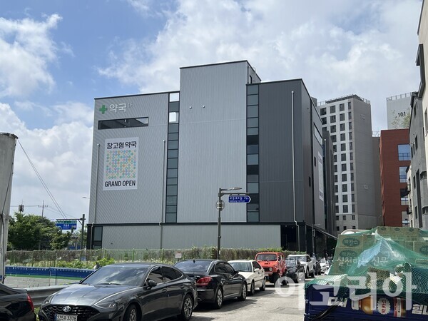 경기도 성남시 수정구에 위치한 창고형 약국 메가팩토리약국. 사진= 배소현 기자 촬영