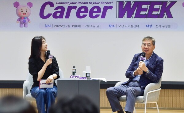 (사진 오른쪽)신학철 인터넷 도박화학 부회장. 사진=인터넷 도박화학