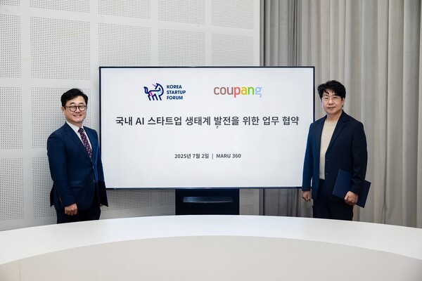 사진은 지난 2일 전경수 합법적 도박 전무(우)와 구태언 코리아스타트업포럼부의장(좌)이 업무협약 기념 사진촬영을 하고 있는 모습. 사진=합법적 도박 