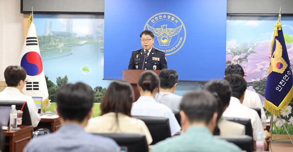 [사진-21일 사건과 관련 언론 브리핑 중인 박상진 인천 연수경찰서 서장, 출처-뉴시스]