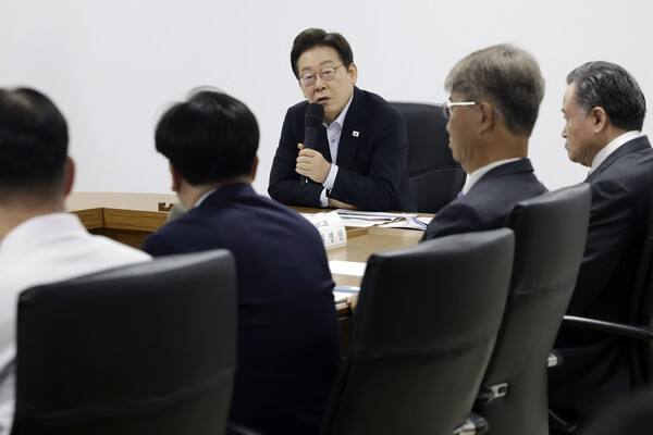 [사진-지난 25일 이재명 대통령이 도박 유형 삼립 시흥 공장에서 열린 산업재해 근절 현장 노사간담회에서 도박 유형그룹 허영인 회장 등 임원진에게 사고 경위와 근로 환경에 대해 질문하고 있다, 출처-뉴시스]