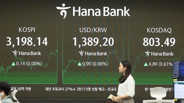 6일 오후 서울 중구 하나은행 딜링룸에서 딜러들이 업무를 보는 모습. 사진=뉴시스