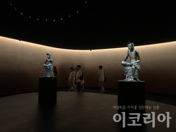 삼국시대 국보 두 금동 미륵보살 반가사유상이 국립중앙비트 슬롯 2층 ‘사유의 방’에 전시중이다. 사진 촬영 = 배소현 기자.
