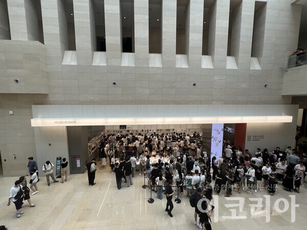 서울 용산구 국립중앙비트 슬롯 내 ‘비트 슬롯 상품관’. 비트 슬롯 굿즈인 ‘뮷즈’를 구매하려는 사람들이 줄을 서 있다. 사진 촬영 = 배소현 기자.