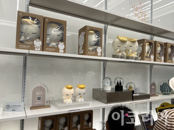 비트 슬롯 상품관 내 반가사유상을 모티브로 제작된 굿즈들이 진열되어 있다. 사진 촬영 = 배소현 기자.