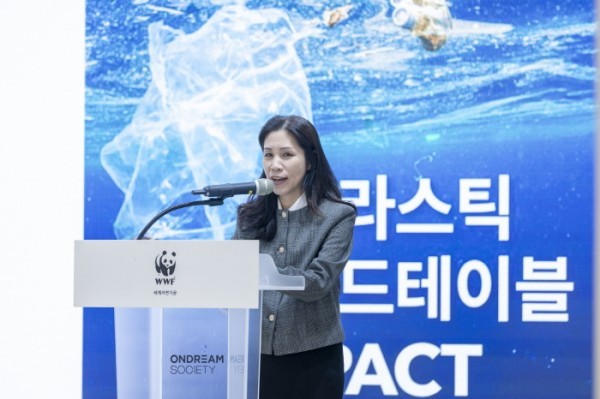 롯데칠성 매일유업, 등 플라스틱 감축 나선 기업들 "1년 새 1만2000톤 줄... - 뉴스 썸네일 이미지