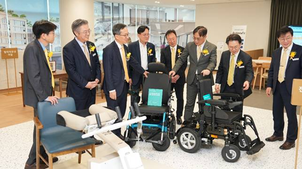 KB vs 신한, 시니어 시장 두고 경쟁 격화...전략 차이는? - 뉴스 썸네일 이미지