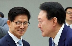 '윤석열' 못끊어내는 국민의힘, 언론 "탄핵의 강 건너야“ 촉구