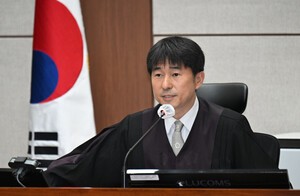 ‘지귀연  술 접대 의혹’ 관련, 언론 사설 비교